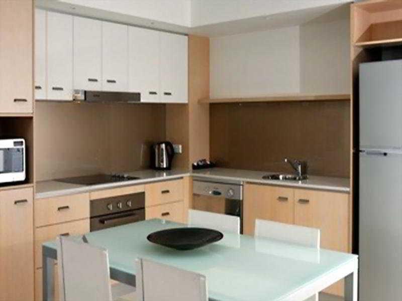 Chancellor Executive Apartments Gold Coast Room photo